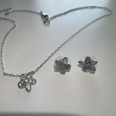 スワロフスキー　花モチーフ ネックレスとイヤリングセット