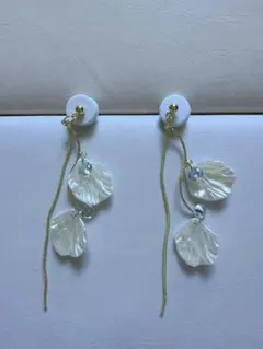 花びらモチーフ イヤリング ホワイトゴールド