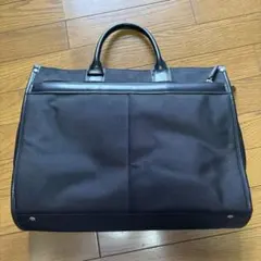 黒いナイロンビジネスバッグ