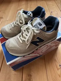 超美品 ニューバランス 574 ベージュ/ネイビー　レディース　24.5cm