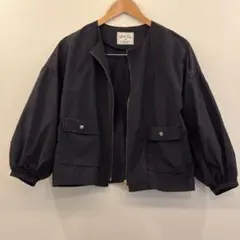 Perle Peche ノーカラー ジップアップ ジャケット / ネイビーのサムネイル