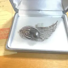 保証書付：ゴールド＆シルバーカラー 羽根モチーフ ブローチ - メルカリ