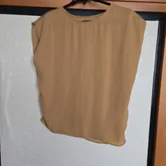 マスタード ノースリーブシャツ