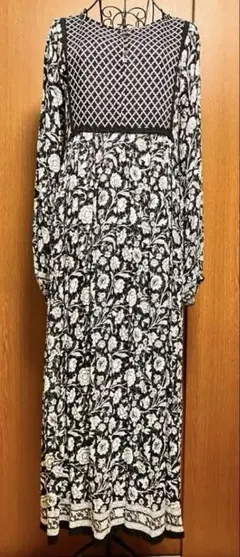 アーバンリサーチSONNYLABEL フラワープリントワンピース　黒と白のサムネイル