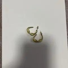 ウェーブデザイン イエローピアス