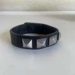 スワロフスキースタッズ付き黒レザーバングルのサムネイル