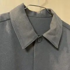 グレー ボタン付きカジュアルシャツ