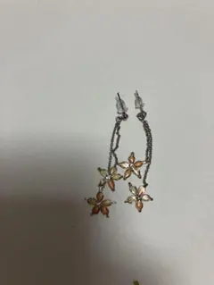 花モチーフとフープピアスセット 各300円