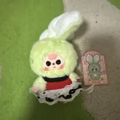 ウサギ耳付き緑色ぬいぐるみ