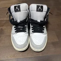 NIKE AIR JORDAN 1 MID スモークグレー スニーカーのサムネイル