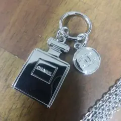 CHANEL香水型ホリデーチャームシルバー色 チェーンつき