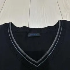 黒のVネックニットセーター
