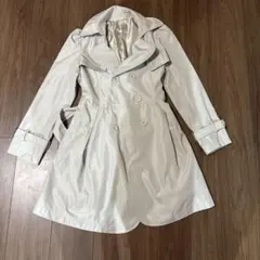 ベージュ ダブルブレスト トレンチコート
