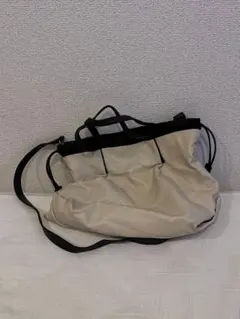 ベージュと黒のショルダーバッグ