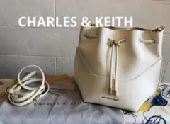 CHARLES & KEITHチャールズアンドキース　ホワイト　ゴールド　巾着型のサムネイル