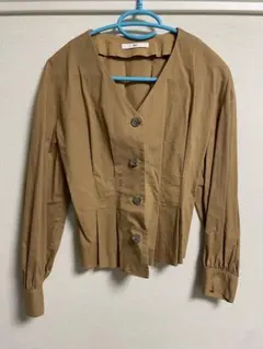 SLYベージュ Vネック ボタン付きブラウス