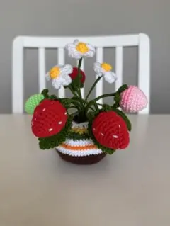 いちごと花の編みぐるみアレンジメント