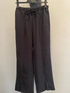 GU ダークグレー スリット入りパンツ
