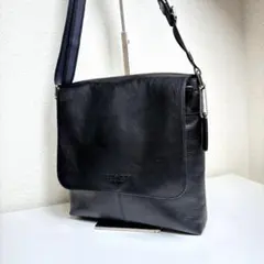 超美品　COACH メッセンジャーバッグ チャールズ スモールブラック レザー