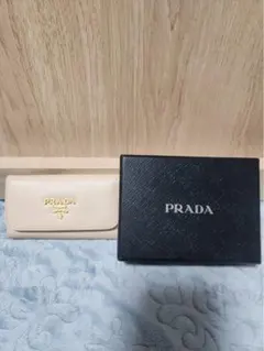 PRADA ピンクベージュ レザー キーケース