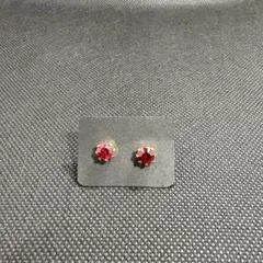 赤いクリスタルスタッドピアス