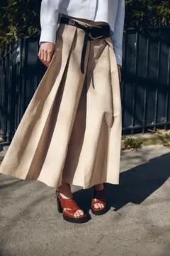 〈ZARA〉ベルト付きプリーツフレアスカート