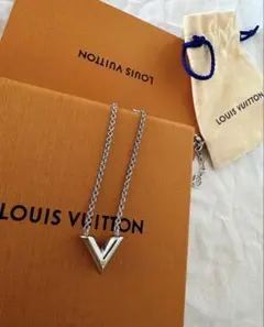 LOUIS VUITTON V字型ネックレス