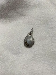 シルバー925 ペンダントトップ　金色フェザー