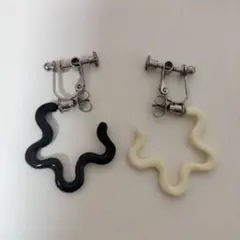 波状デザイン イヤリング 黒白