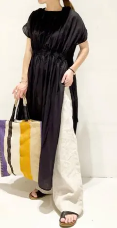新品＊未使用　hagumu ハグムブラック 半袖 ギャザー ワンピースのサムネイル