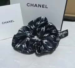 新品未使用ノベルティCHANEL シャネルロゴ プリントシュシュ３点セット送料込 2025年最新】シャネルシュシュの人気アイテム - メルカリ
