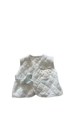 ホワイトベビーベスト クマ刺繍付き