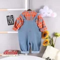 子供用のオレンジチェックのシャツとジーンズです