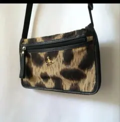 ヴィヴィアンウエストウッドレオパード柄ショルダーバッグ、サコッシュ