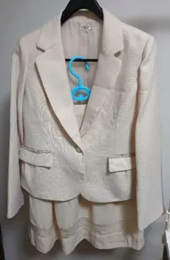 persodeaのクリーム色スーツの上下セットの15号サイズです。スカートのみ