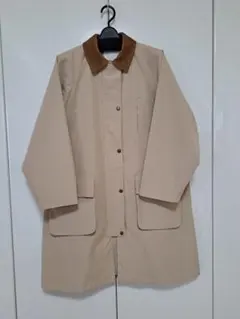 衿が茶色のコーデュロイのコートです。