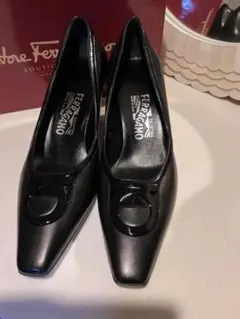 美品　Salvatore Ferragamo ブラックパンプス　7C
