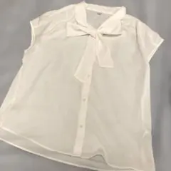 リボンタイ　白ブラウスのサムネイル