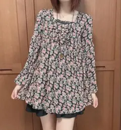 【b】ROJITA ブラック ピンク 花柄 長袖チュニック 姫系のサムネイル