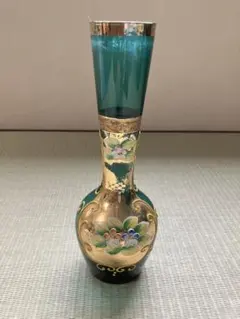 美品】ボヘミアングラス グリーン金彩 花柄花瓶 ハンドペイント - メルカリ