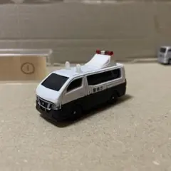 ① カスタムトミカ　警察車両　日産キャラバン　事故処理車のサムネイル