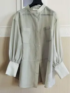 淡いグリーンカラーのオーバーシャツ