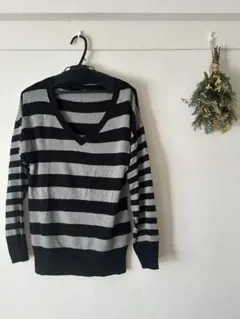 gu ブラック・グレー ストライプ Vネック ニット