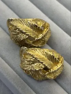 ゴールド葉デザインクリップイヤリング　レディースオシャレ　立体感