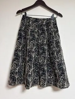 【美品】シビラ 総刺繍フレアスカート リーフ柄 ブラック M 日本製のサムネイル