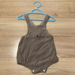 ブラウンのロンパース
