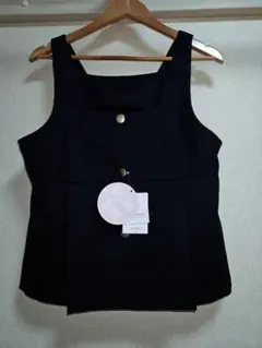 新品未使用限定価格黒のボタン付きベスト