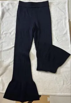 値段交渉可！emmi フレアヘムラメリブニットパンツ　紺色のサムネイル