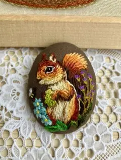 刺繍ブローチ　ハンドメイド　60