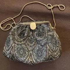 ビーズ装飾のパーティーバッグ